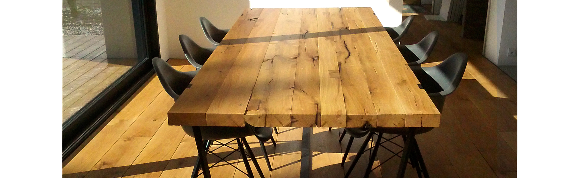 Ein massiver Tisch aus Eichenholz